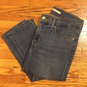 Levi’s 312 shaping slim jean in size 26